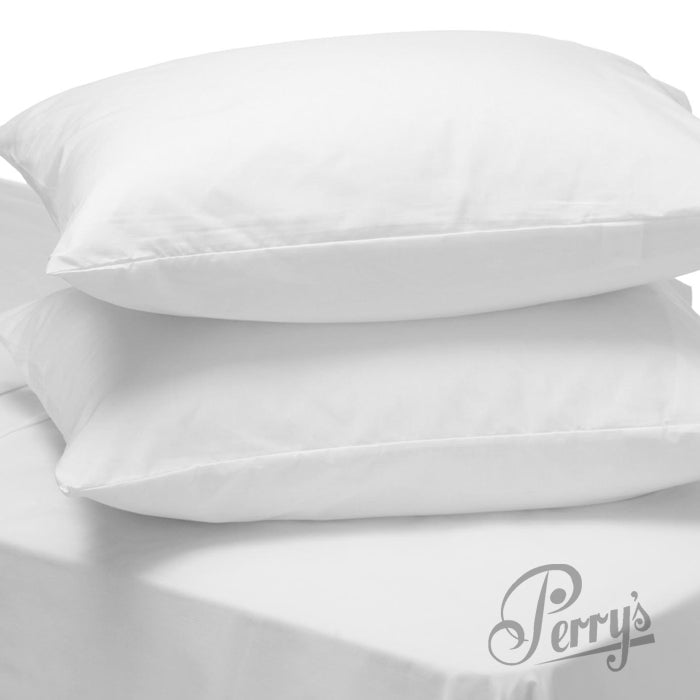Almohada - Relleno de microfibra, resistente al agua, al aceite y al polvo.